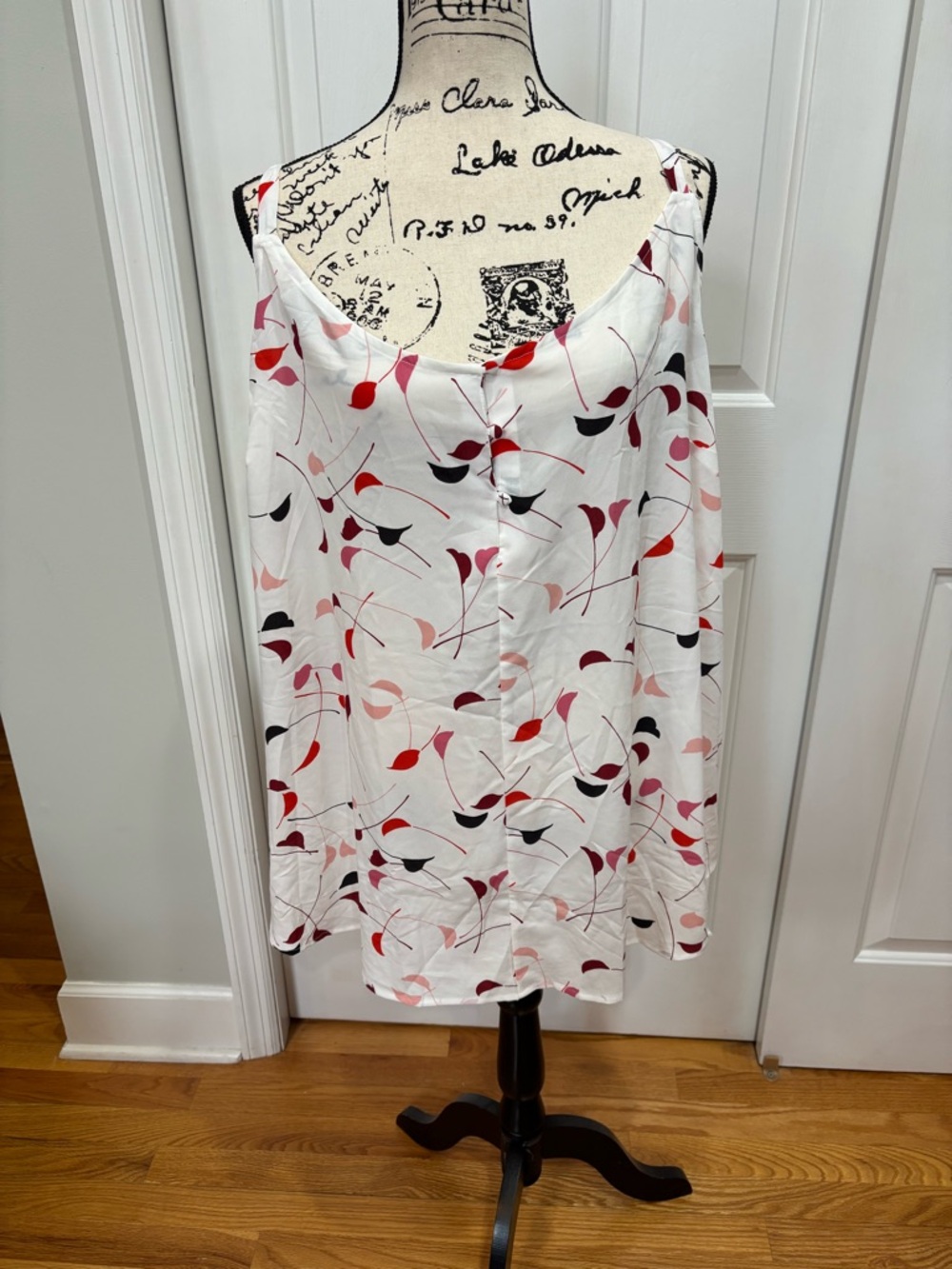 Lane Bryant Size 24 White Top with Red and Pink Leaf Print NWT